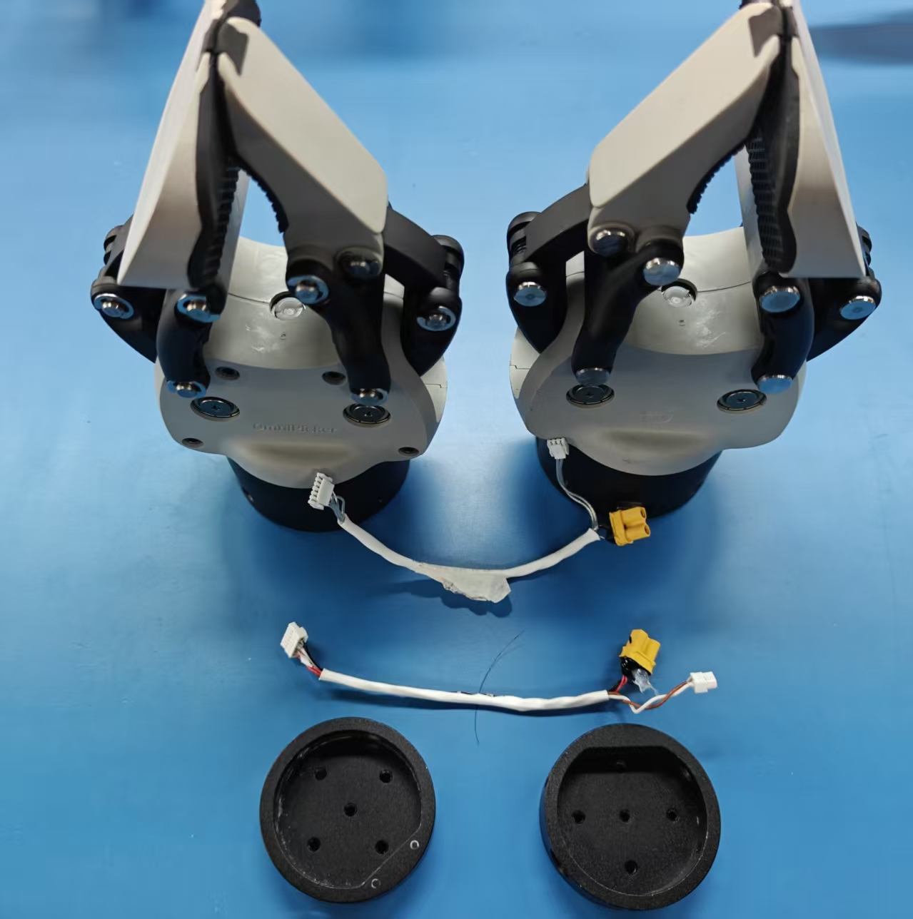 2× Gripper, 2× Wire Harness, 2× Adapter Bracket(from top to bottom)