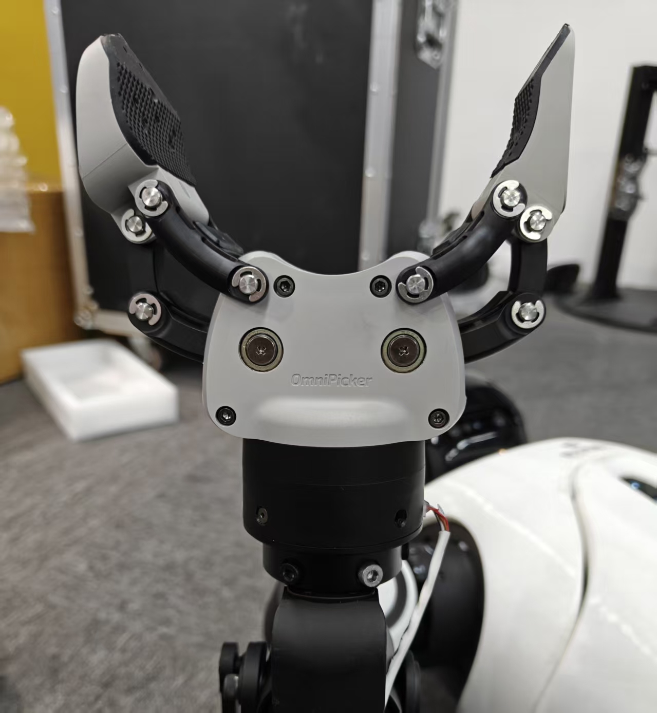 Secure the gripper with screws, making sure the gripper faces upward. The large claw faces outward, and the small claw faces inward.