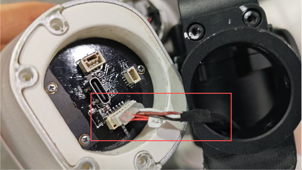 Insert the spare cable from the wrist into the Omnihand connector.