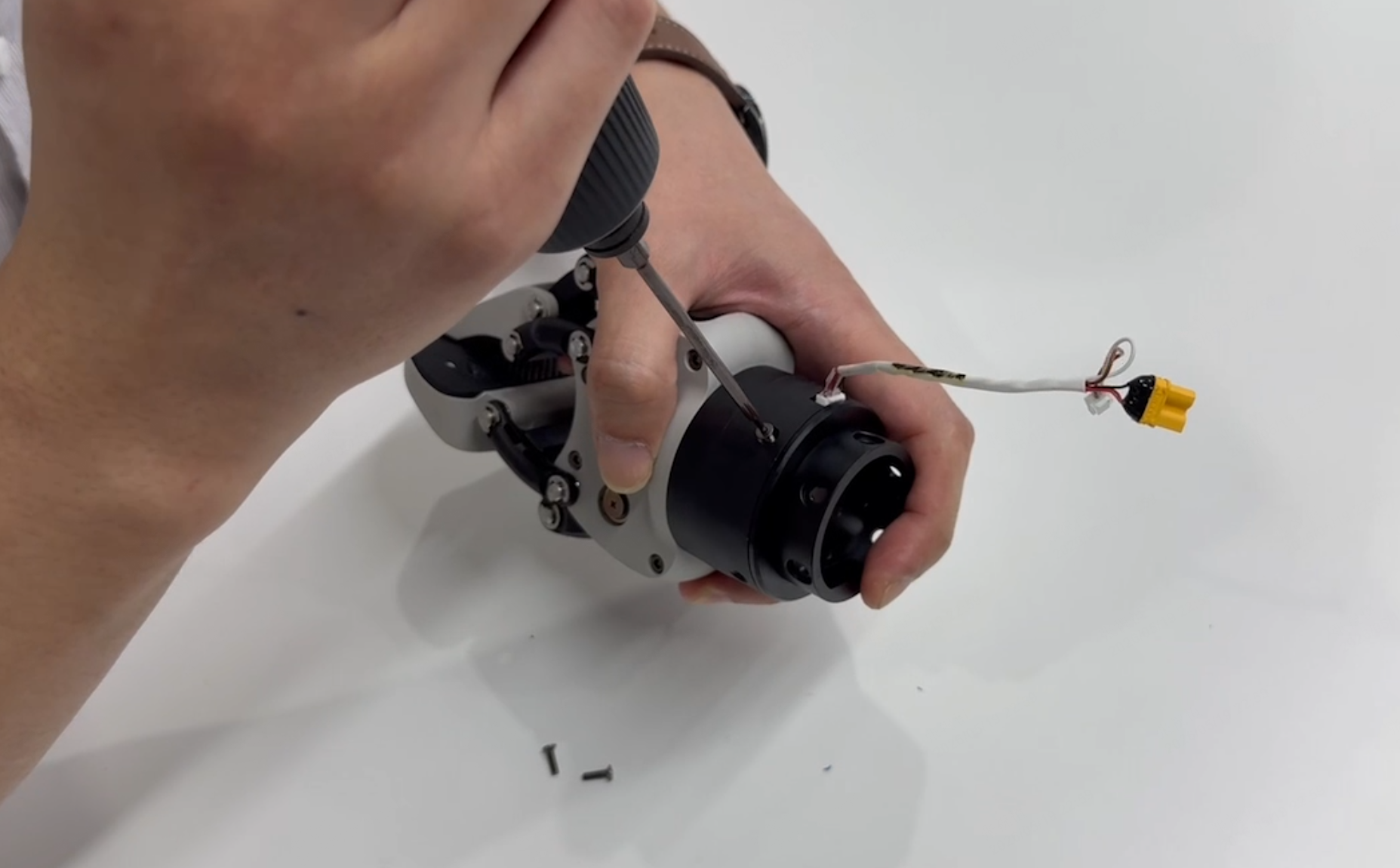 Fasten gripper cover to gripper with 4 screws