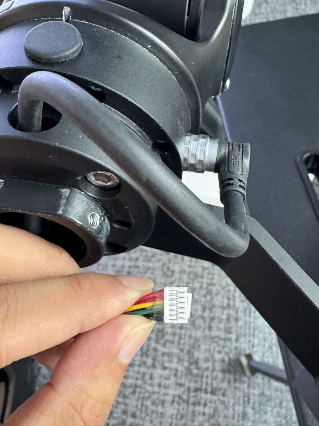 Install the flange adapter firstly, then install the cable.