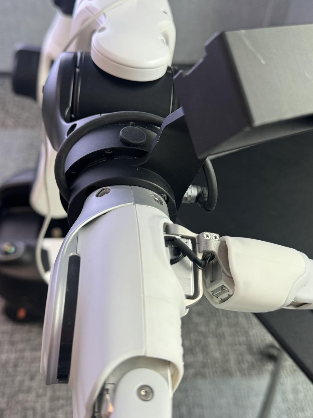 Install the Omnihand, same with the omnipicker, M3 screws are used here.