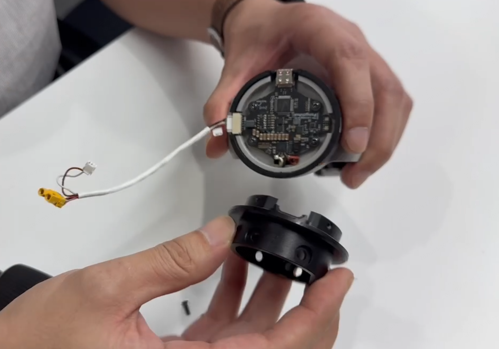 Align the position of the wire harness on the gripper cover.